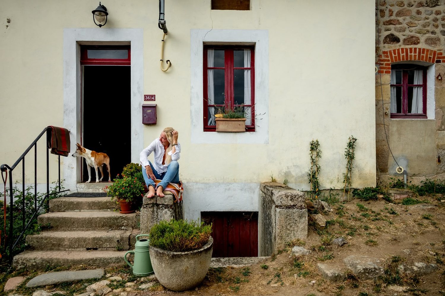 Ellen Joosten voor haar huis in Frankrijk