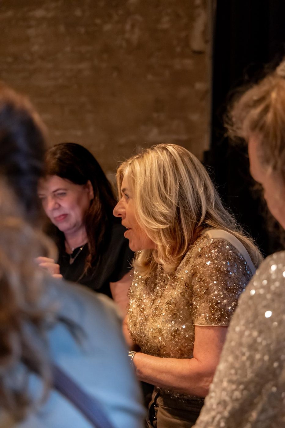 Twee onderneemsters in gesprek tijdens de dag