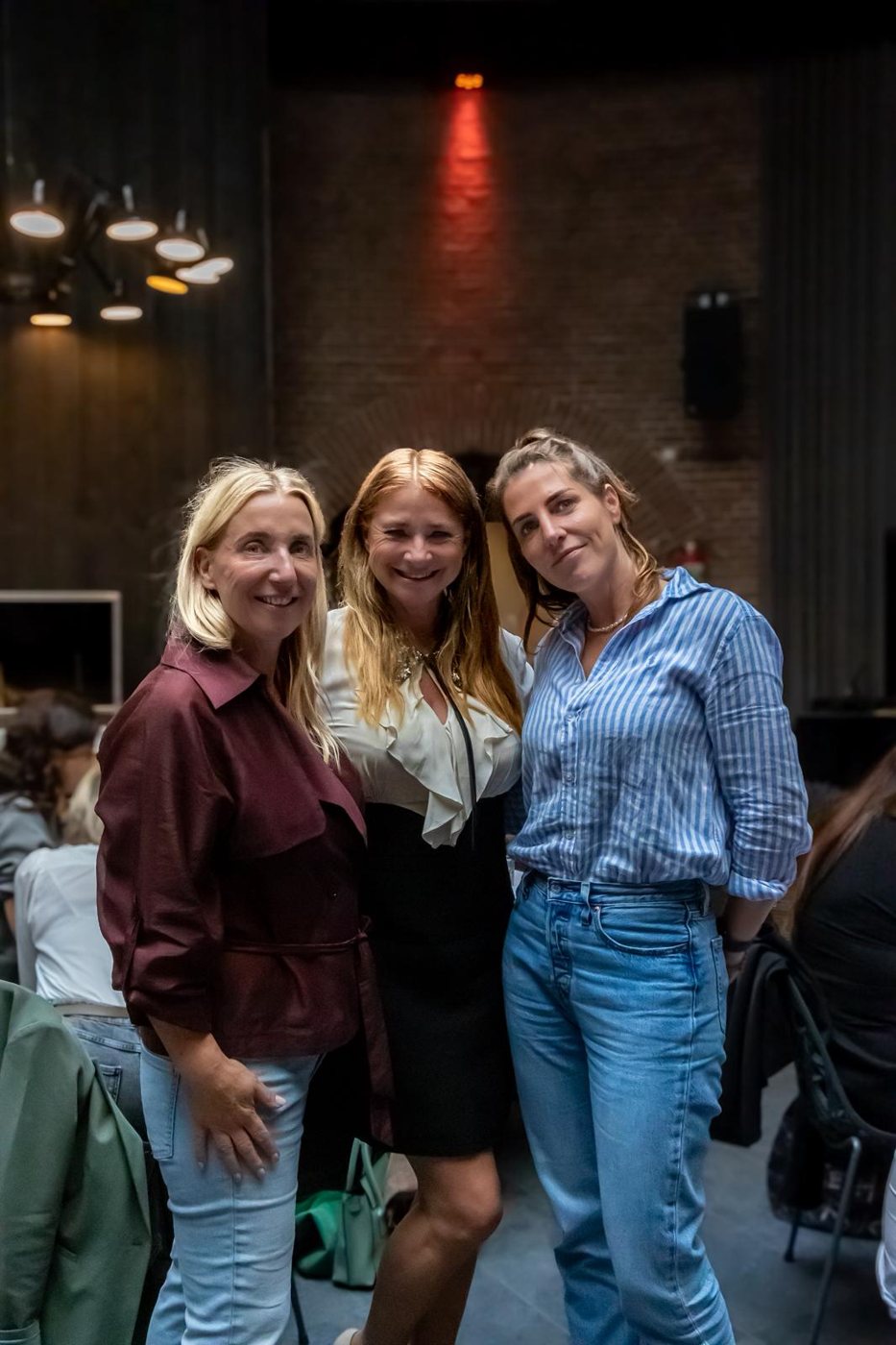 Drie onderneemsters samen op de foto tijdens de dag