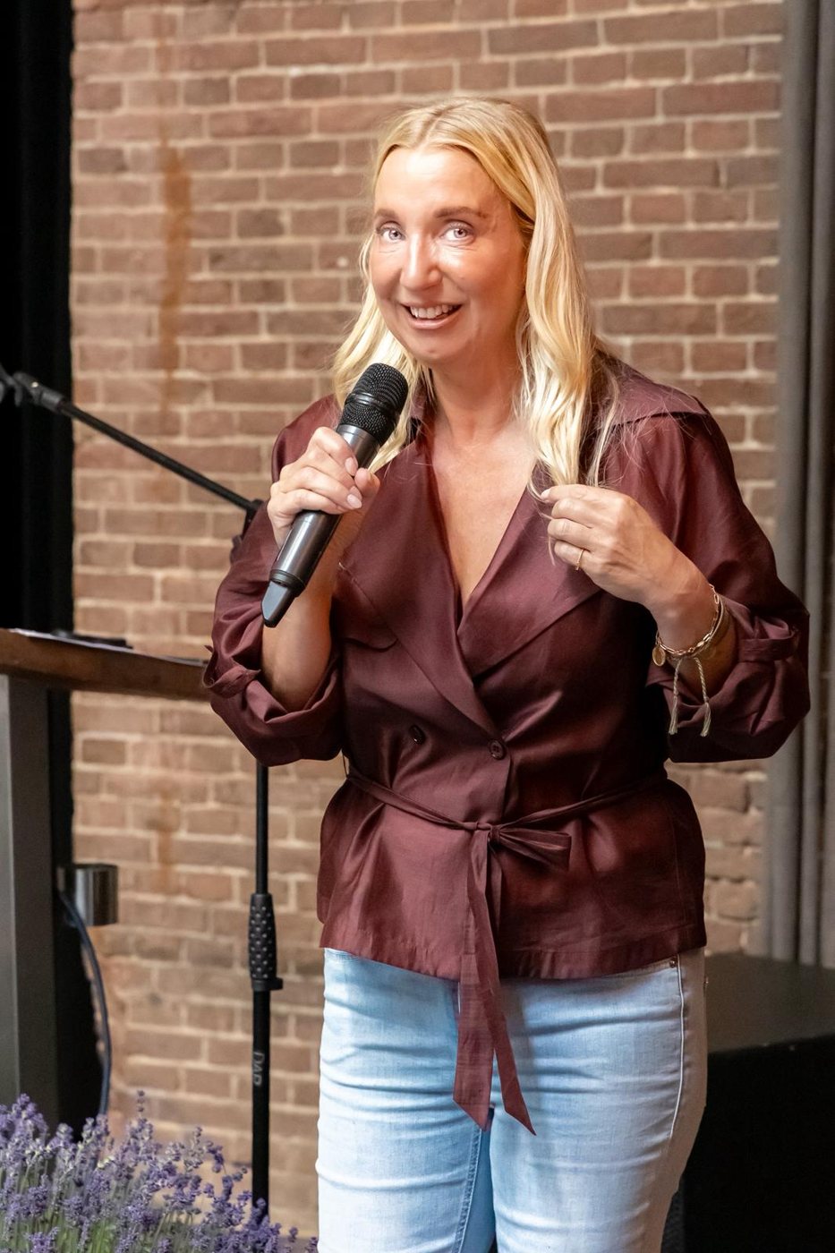 Ellen Joosten met de microfoon tijdens OWN it op 22 juni 2026