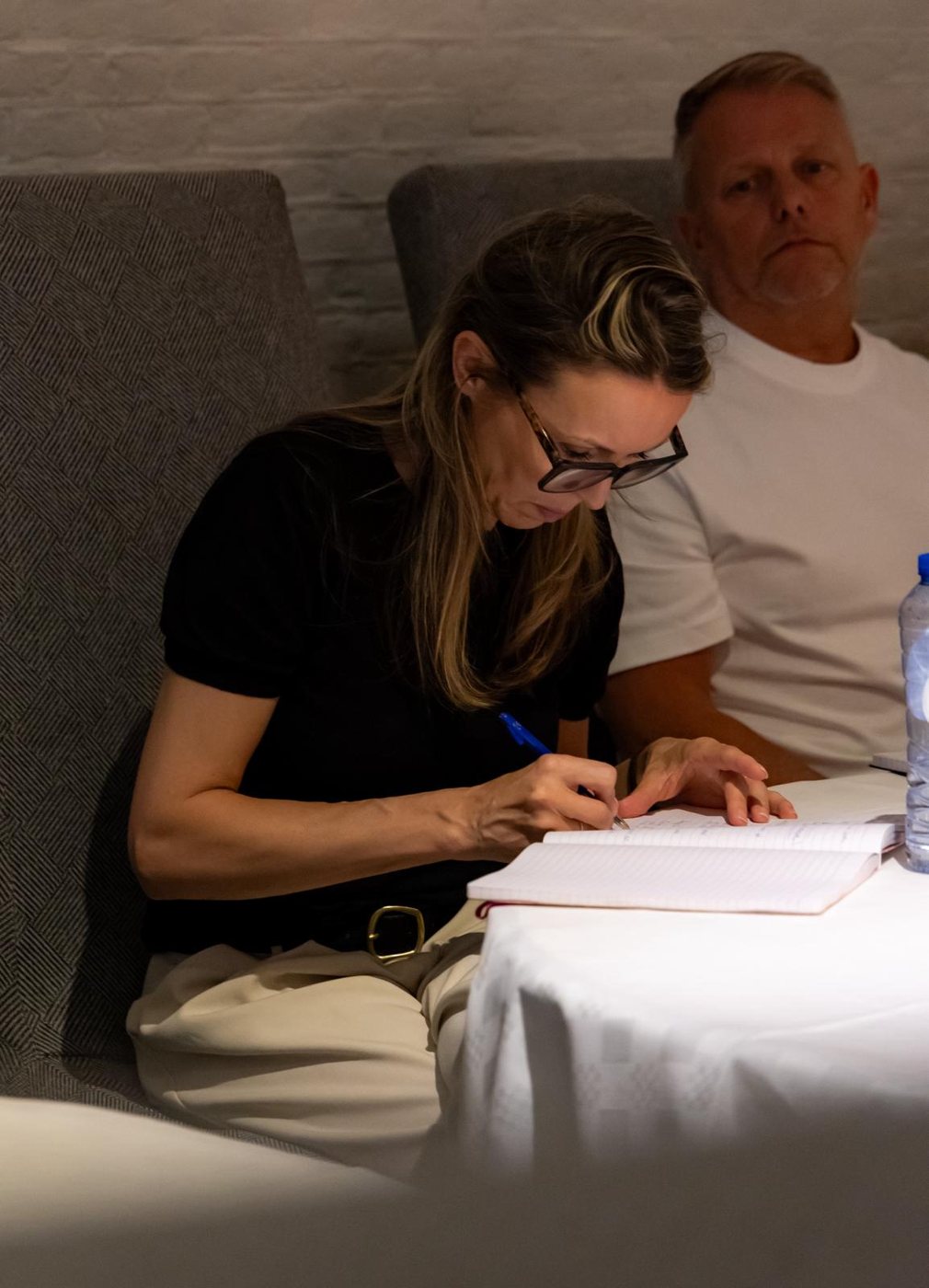 Samen werken aan de laptop tijdens de sessie